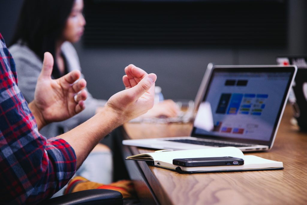 the difference between marketing and selling